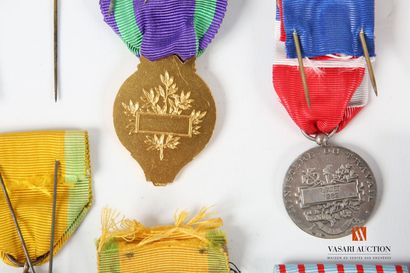Médaille militaire (2 exemplaires), Croix...
