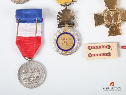 Médaille militaire (2 exemplaires), Croix...