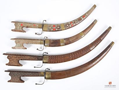 Paire de sabres décoratifs, lame courbe niellée...