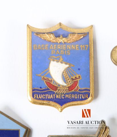 Insignes militaires français toutes armes...