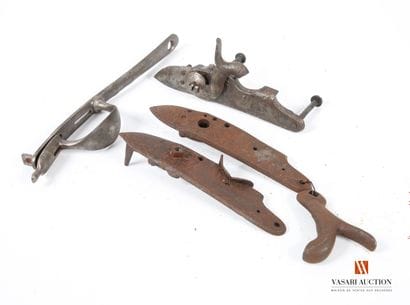 trois platines pour fusil réglementaire,...