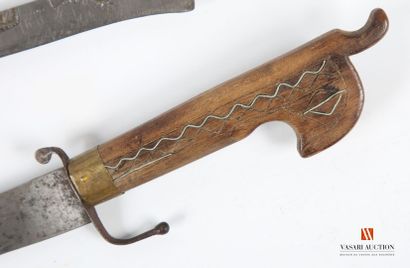 Sabre Flissa, lame de 32 cm, décorée d'incrustations...