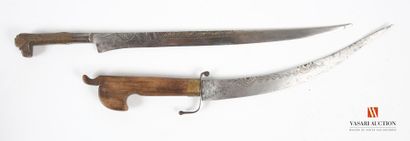 Sabre Flissa, lame de 32 cm, décorée d'incrustations...