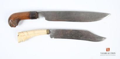 Couteau indonésien, lame à dos plat de 25...