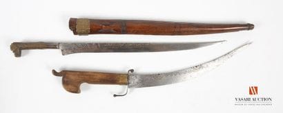 Sabre Flissa, lame de 32 cm, décorée d'incrustations...