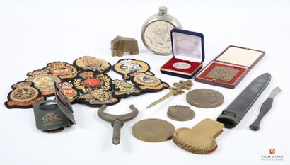 Divers médailles de table, dix insignes brodés,...