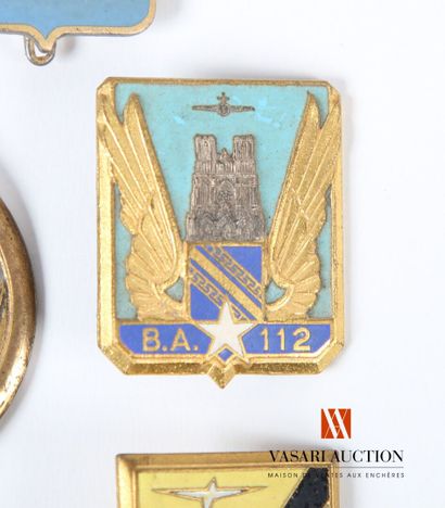 Insignes militaires français toutes armes...