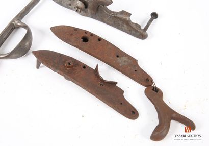 trois platines pour fusil réglementaire,...