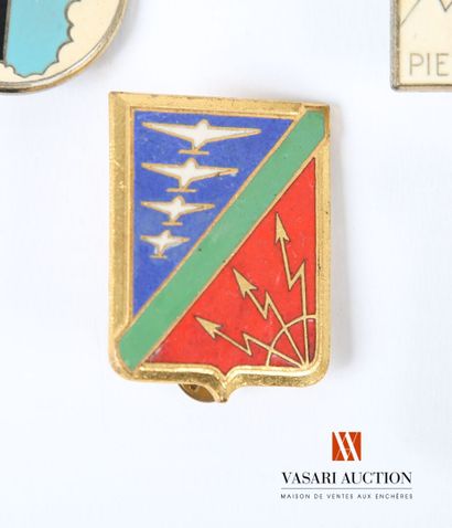 Insignes militaires français toutes armes...