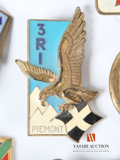 Insignes militaires français toutes armes...