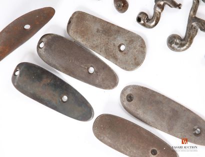 Vingt-cinq chiens pour fusils à broche, ébauches...