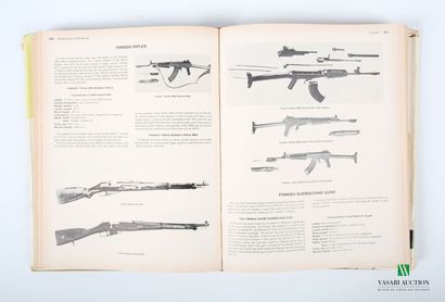 [ARMES]
Lot comprenant cinq ouvrages en anglais...