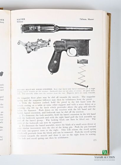 [ARMES]
Lot comprenant cinq ouvrages en anglais...
