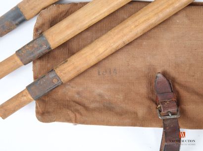 Lot de 3 piquets de tente, dans leur étui...