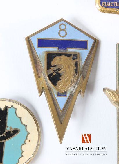 Insignes militaires français toutes armes...