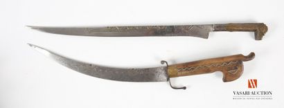 Sabre Flissa, lame de 32 cm, décorée d'incrustations...