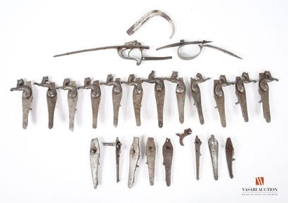 vingt platines pour fusils à broche, certaines...