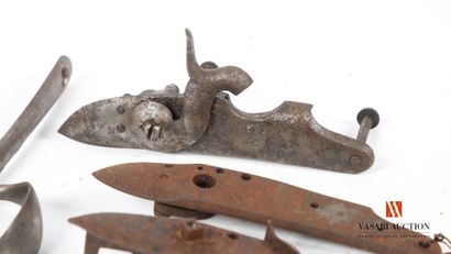 trois platines pour fusil réglementaire,...