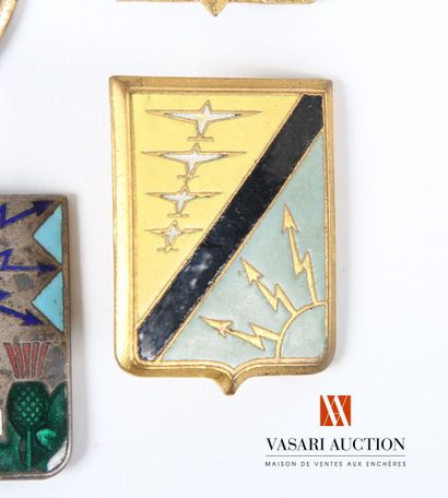 Insignes militaires français toutes armes...