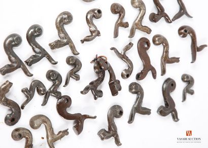 Vingt-cinq chiens pour fusils à broche, ébauches...
