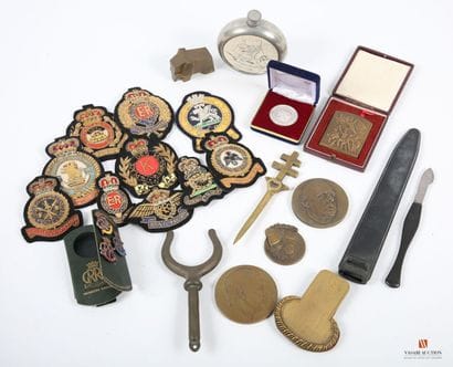 Divers médailles de table, dix insignes brodés,...