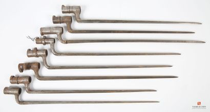 Ensemble de huit baïonnettes à douille, différents...