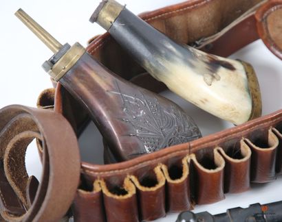 Lot du chasseur : deux cartouchières ventrales,...