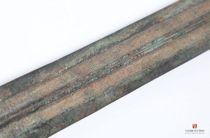 Épées chinoise en bronze à patine verdâtre,...