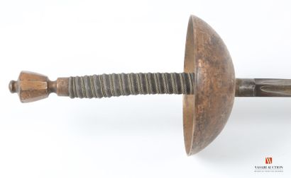Épée de combat, lame droite triangulaire...