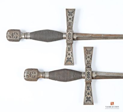 Paire d'épées, lame droite triangulaire de...