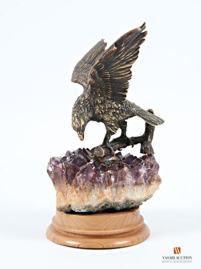Aigle aux ailes déployées, sur lit d'améthyste,...