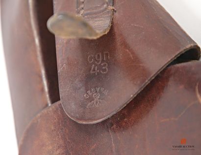 Bel étui de pistolet GP35, cuir fauve daté...