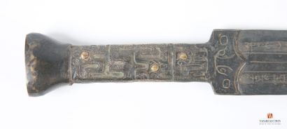 Épées chinoise en bronze à patine verdâtre,...
