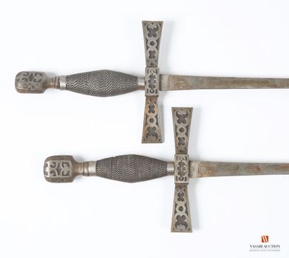 Paire d'épées, lame droite triangulaire de...