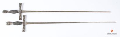 Paire d'épées, lame droite triangulaire de...