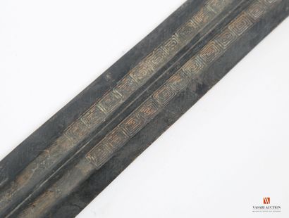Épées chinoise en bronze à patine verdâtre,...