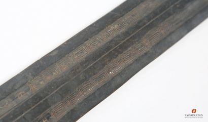 Épées chinoise en bronze à patine verdâtre,...
