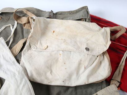 Lot vêtements militaires et divers - Armée...