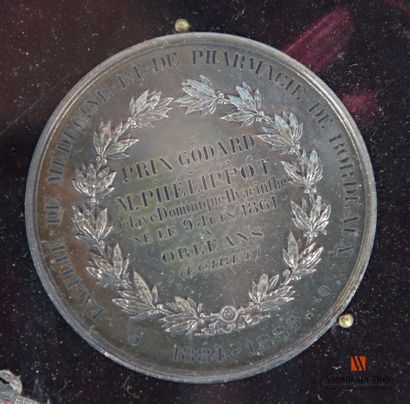 Orders and decorations: from the same recipient:...