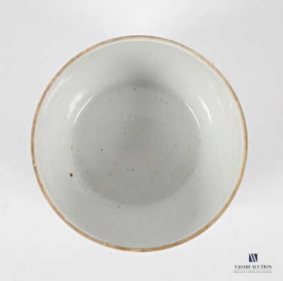 Pot couvert en porcelaine, à décor en polychromie...