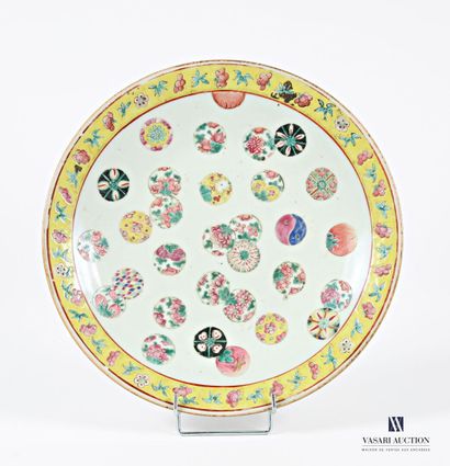 CHINE
Plat de forme ronde en porcelaine à...