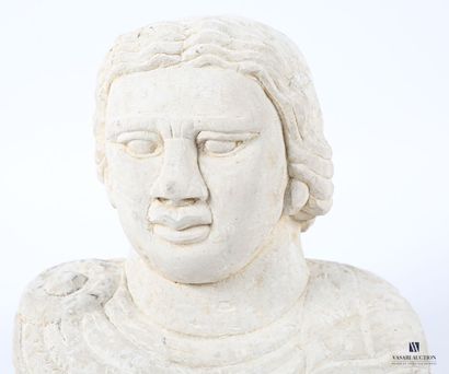 Buste sculpté en pierre figurant un visage...