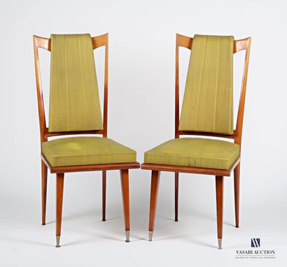 Paire de chaises en bois vernis, le dossier...
