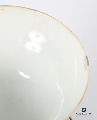 Coupe en porcelaine et émaux de la famille...