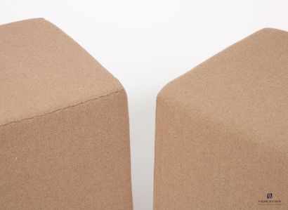 BUROV
Paire de poufs en mousse et tissu marron.
(tissu...