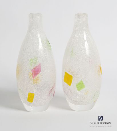 Paire de burettes en verre bullé de forme...