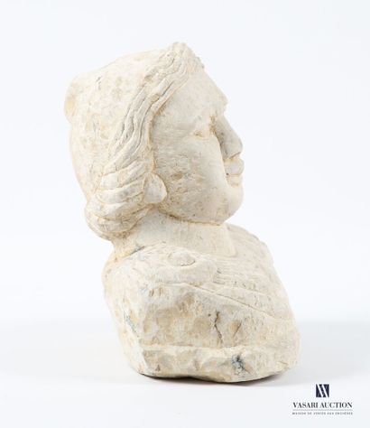 Buste sculpté en pierre figurant un visage...