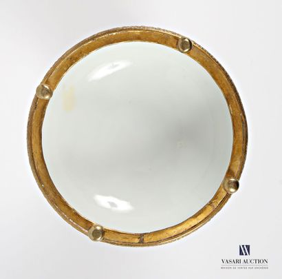 Coupe en porcelaine et émaux de la famille...