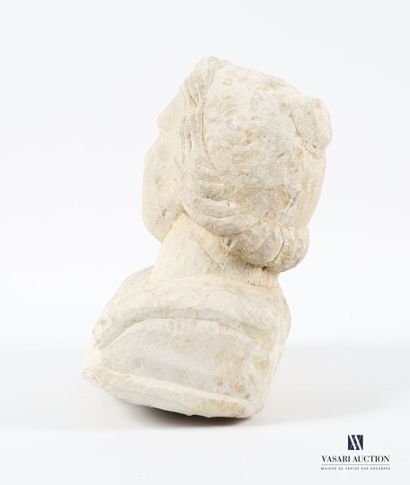 Buste sculpté en pierre figurant un visage...