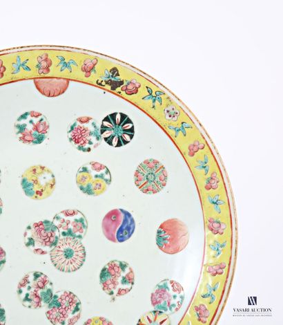 CHINE
Plat de forme ronde en porcelaine à...